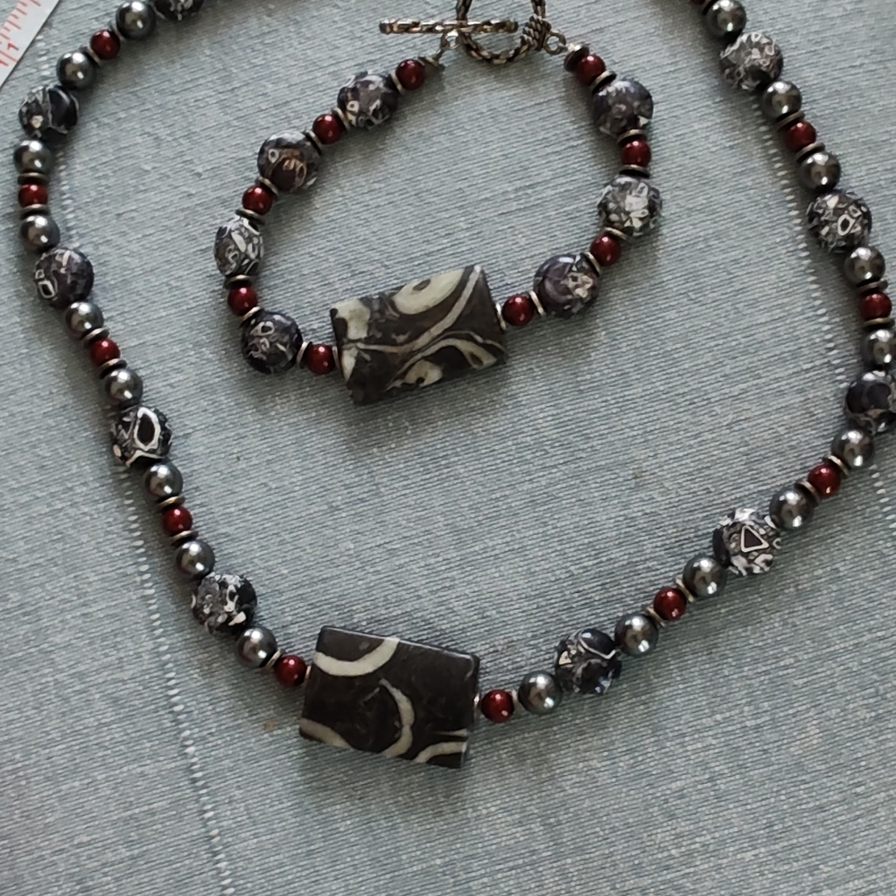 Necklace and bracelet set